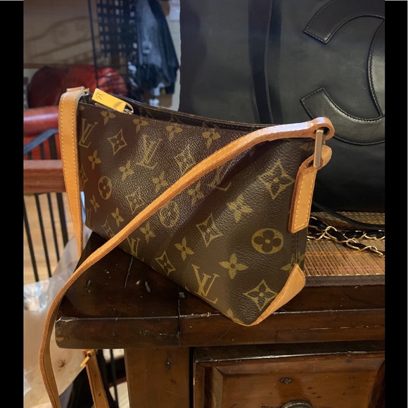 ❌SOLD❌🎄AUTH LV TROTTEUR HARD2 FIND TRENDY EUC🎄🎁 - Picture 8 of 14